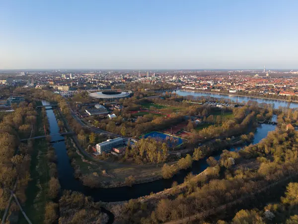 Şehir doğasıyla canlı şehir yaşamını harmanlayan nefes kesici bir hava manzarası, bereketli parklar ve dingin su yolları Hannover Maschsee