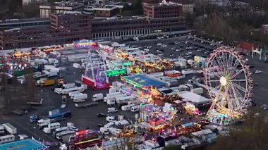 Heyecan verici gezintiler, çeşitli yemek tezgahları ve alacakaranlık Hannover Bahar Festivali 2025 'i aydınlatan renkli ışıklarla dolu canlı bir karnaval.