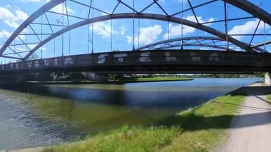 Büyüleyici manzaralarda güzel bir nehir ve Hannover Seelze Mittellandkanal açık ve güneşli bir günde zarif bir şekilde tasarlanmış bir köprü yer alıyor.