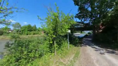 Canlı ağaçlar ve açık mavi gökyüzü ile kaplı güzel nehir yolu boyunca bir gezinti yapın. Hannover Mittellandkanal