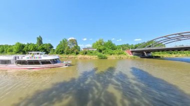 Muhteşem bir tekne, Hannover Mittellandkanal 'ın sakin sularında rahatça süzülürken nefes kesici nehir manzarasının tadını çıkarın.