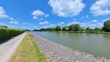 Güzel bir kanal manzarasının tadını çıkarın. Bisiklet sürmek ve açık bir gökyüzü altında yürümek için ideal. Hannover Seelze Mittellandkanal