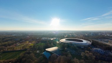 Çağdaş bir stadyumu gösteren bir hava manzarası... verimli bir doğa ve canlı bir şehir manzarası... Hannover Maschsee Aşağı Saksonya...