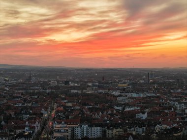 Nefes kesici ve büyüleyici bir günbatımı Hannover silueti üzerinde canlı ve çarpıcı renkler döküyor.