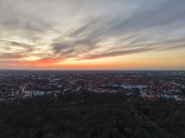 Şehir hayatının canlı yönleriyle doğal güzellikleri harmanlayan nefes kesici bir gün batımına şahit oluyoruz. Hannover Aşağı Saksonya.