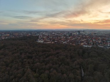 Göz kamaştırıcı bir hava görüntüsü Hannover Aşağı Saksonya 'nın nefes kesen günbatımına karşı canlı bir şehir manzarası yakalıyor.