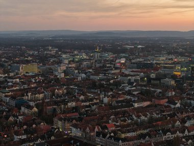 Hava manzarası günbatımında çarpıcı bir şehir gösteriyor. Mimarisini ve Hannover List Lower Saxony 'nin sıcak ışıklarını vurguluyor.