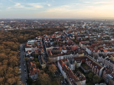 Büyüleyici hava manzarası göz kamaştırıcı ve canlı bir şehir manzarası sonbahar renkleriyle süslenmiş Hannover Listesi Aşağı Saksonya
