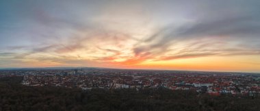 Gerçekten nefes kesen bir gün batımı, canlı renklerini genişleyen şehir manzarası Hannover Listesi Düşük Saksonya 'ya güzel bir şekilde yansıtıyor.
