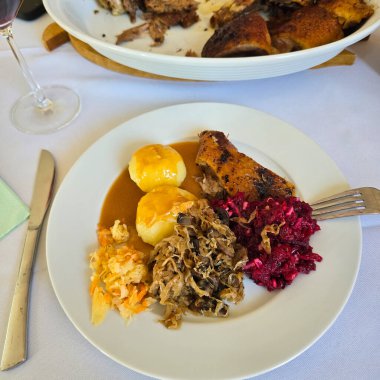 Taze et, kabarık patates ve nefis kenarları olan güzel bir geleneksel yemek tabağı.