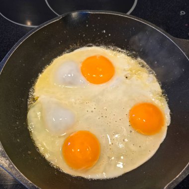 Parlak sarı sarısı yumurtalarla sunulmuş güzel bir tava. Kahvaltı fikirleri için mükemmel.