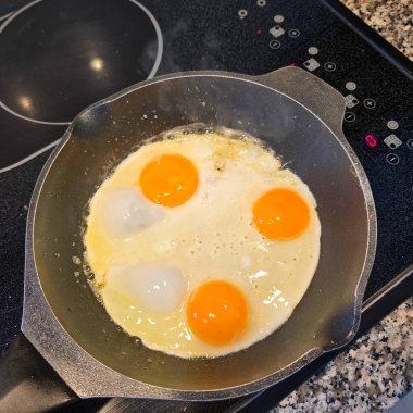 Tavada cızırdayan lezzetli bir yumurta düşünün, kahvaltı için ideal bir yemek veya enfes bir brunch.