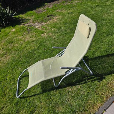 Bahçede rahatlamak ve rahatlamak için tasarlanmış rahat bir şezlong. Dışarıdaki sükunetin tadını çıkarmak için mükemmel.