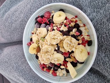 Muz, böğürtlen ve granola ile sağlıklı bir kahvaltı kasesi. Enerjik bir başlangıç için ideal. Bielefeld.