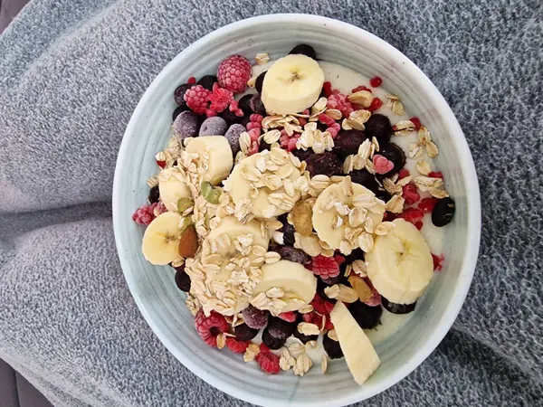 Muz, böğürtlen ve granola ile sağlıklı bir kahvaltı kasesi. Enerjik bir başlangıç için ideal. Bielefeld.