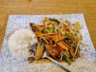 Canlı ve lezzetli bir yemek. Karışık sebzeler, taze tavuklar ve yumuşak pirinçli Bielefeld.