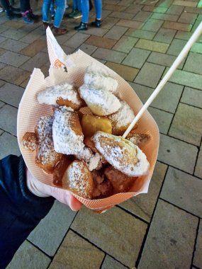 Pudra şekerle kaplanmış gerçekten cezbedici bir tabak çörekler, Bielefeld için ideal bir ikram.