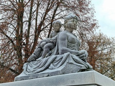 Sevgi dolu bir anneyi çocuğuyla birlikte tasvir eden, koşulsuz sevgiyi sembolize eden ve Kötü Oeynhausen 'i besleyen,