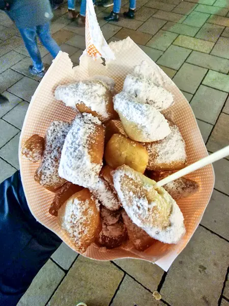 Bir tepsi taze, pofuduk çörekler serpiştirilmiş pudra şekerli her yerde tatlı severler için mükemmel