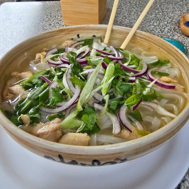 Renkli ve canlı bir tavuk çorbası. Taze otlar ve bir dizi sebzeyle güzelce süslenmiş.