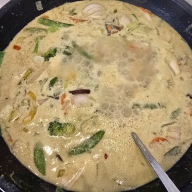 Bu lezzetli hindistan cevizi sütüyle yapılan sebze çorbası çok çeşitli taze malzemeler içeriyor.