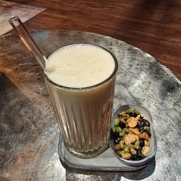 Renkli ve çıtır çıtır bir aperatifle güzelce tamamlanmış nefis kremalı bir içecekle şımarın.