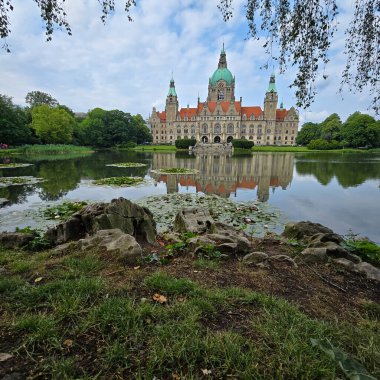 Doğanın içine yerleştirilmiş nefes kesici ve çarpıcı bir tarihi şato. Mükemmel bir şekilde sakin ve sakin bir göl olan Maschpark Hannover 'a yansıyor.