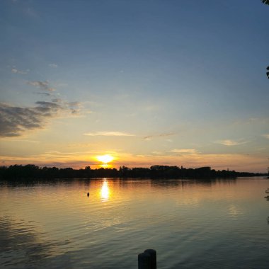 Bereketli yeşil Maschsee Hannover ile çevrili durgun sulara güzel bir şekilde yansıyan nefes kesici bir gün batımı.