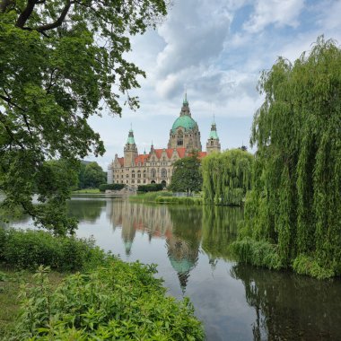 Etkileyici tarihi bir binanın güzel bir yansıması. Etrafı gür, canlı ağaçlarla ve sakin bir göl olan Maschsee Hannover 'la çevrili.