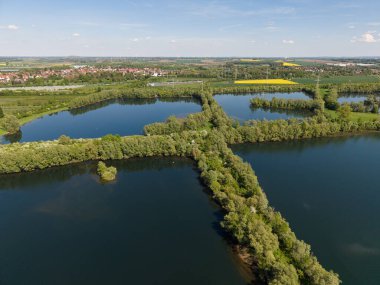 Nefes kesici bir hava manzarası dingin göller ve yemyeşil manzaralar berrak mavi gökyüzü Koldinger altında Hannover Pattensen