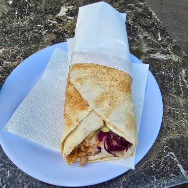 Baharatlı et ve taze sebzelerle nefis bir paket, doyurucu bir öğle yemeği ya da hızlı atıştırmalık için mükemmel.