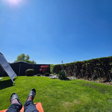 Açık havada huzurlu bir anın tadını çıkarıyorum, berrak mavi gökyüzünün güzelliği içinde nefes kesici bir bahçede Wunstorf Kolenfeld 