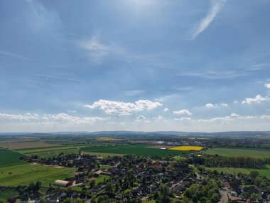 Göz kamaştırıcı bir manzara ustalıkla çekilmiş canlı tarlalar ve Koldinger 'in üzerindeki açık mavi gökyüzü Hannover Pattensen