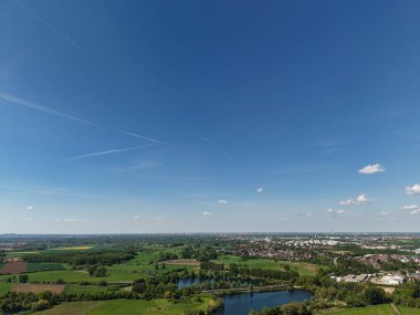 Yeşilliğin canlı tonlarını ve dingin bir göl olan Koldinger 'in Hannover Pattensen' i gösteren nefes kesici bir hava manzarası.
