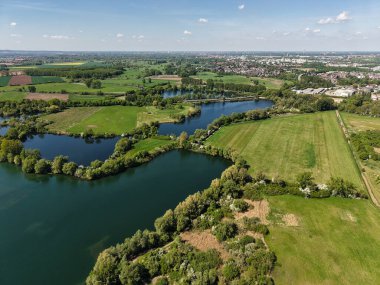 Büyüleyici hava manzarası dingin ve sakin gölleri çevreleyen yemyeşil yeşillik ve geniş alanlar Koldinger Pattensen Hannover