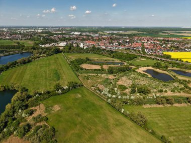 Havadan çekilen bir fotoğraf, huzurlu ve pitoresk yerleşim yerlerinin yanında canlı yeşil alanlar yakalıyor. Koldinger, Hannover Pattensen 'i gördü.