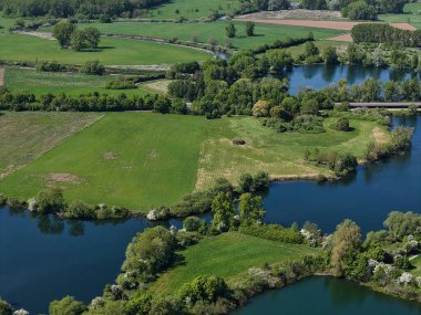 Nefes kesici ve nefes kesici bir manzara canlı yeşil alanlar ve sakin nehirler Koldinger ile birlikte Hannover Pattensen 'i görüyoruz.