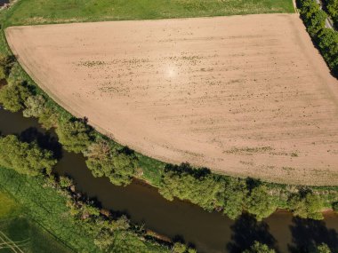 Göz kamaştırıcı bir hava perspektifi, ekilmiş bir araziyi, sakin bir nehir olan Koldinger 'in yanında güzelce sergiliyor. Hannover Pattensen' i