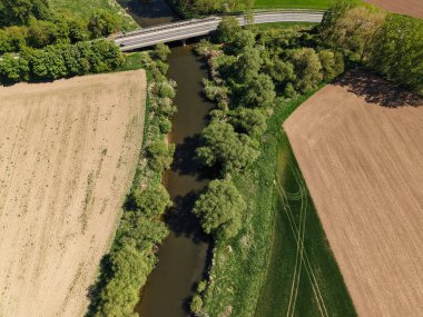 Nefes kesici bir hava manzarası güzel bir nehri zarafetle sergiliyor yemyeşil ve açık alanlarda akan Koldinger Hannover Pattensen