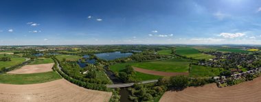 Havadan bakıldığında canlı tarlalar, nehirler ve berrak gökyüzü sakin ve sakin bir manzara Koldinger Pattensen 'i gösteriyor.