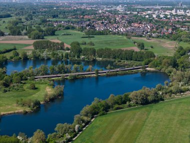 Nefes kesen hava manzarası güzel, sakin ve huzurlu bir nehri sergiliyor yemyeşil manzaralarda süzülüyor Koldinger Hannover Pattensen 'i