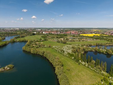 Akan nehirler ve yemyeşil alanlarla dolu canlı bir manzarayı güzel bir şekilde gösteren nefes kesici bir hava manzarası. Koldinger Hannover Pattensen