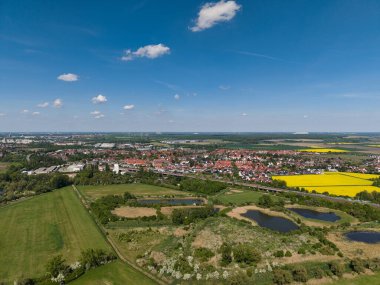 Göz kamaştırıcı güzellikteki hava manzarası yemyeşil alanlar ve parlak ve canlı sarı kanola ekinleri Koldinger Pattensen Hannover Pattensen
