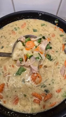 Bu taze tavuk, taze sebze ve mis kokulu bitkilerle dolu zengin ve lezzetli kremalı bir çorba.