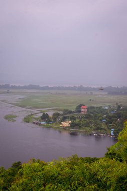 Sabahları nehrin havadan görünüşü