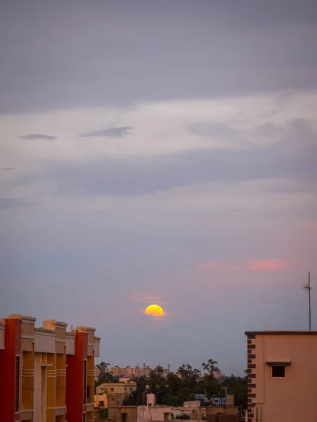 Ustawienie Księżyca Nad Miastem — Zdjęcie stockowe