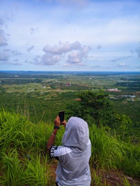 Sırt çantalı ve cep telefonlu kadının görüntüsü..