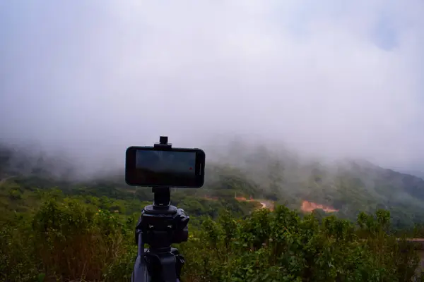 Bir dağ manzarasının güzel bir görüntüsü, bir kamera ve bir sırt çantası ile.