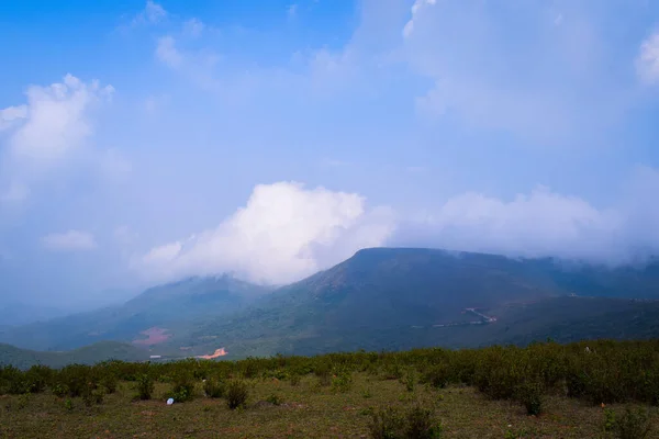 Dağları ve bulutları olan güzel bir manzara