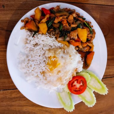 Tavuk ve sebzeli kızarmış pilav. 